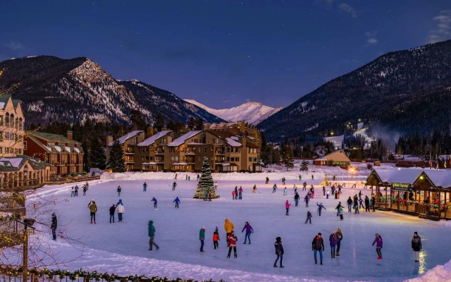 Beautifully Updated+spacious -lake Views, Kids Ski Free 2 Bedroom Condo by RedAwning