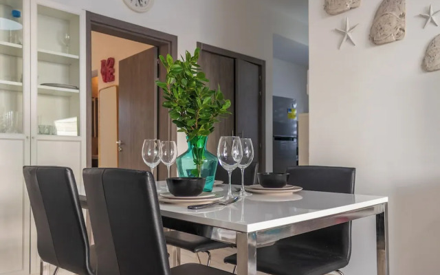 Modern 2BR Apartment - Paseo del Mar
