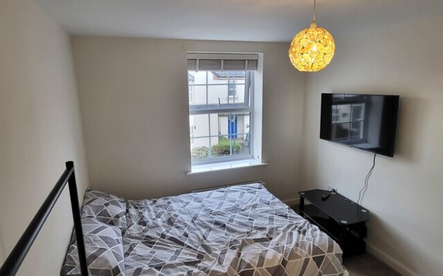 Inviting 6-bed House in Nuneaton
