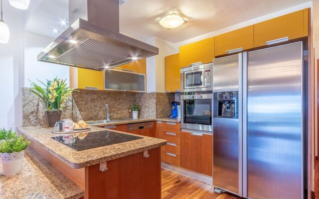 Modern Furnished Apartment Near Shops and Restaurants