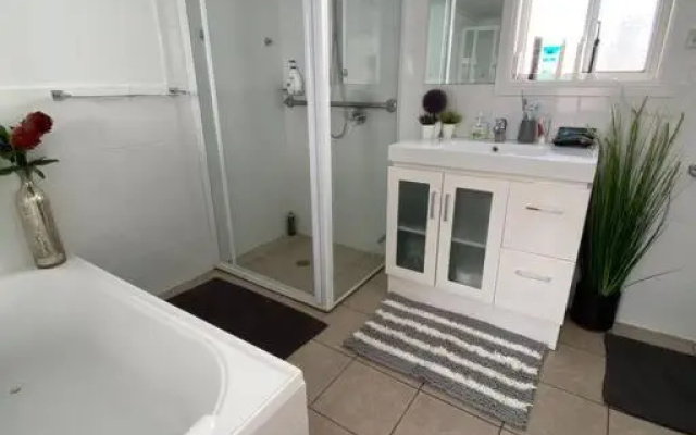 Location cottage with industrial touch – Bathroom – Bathurst