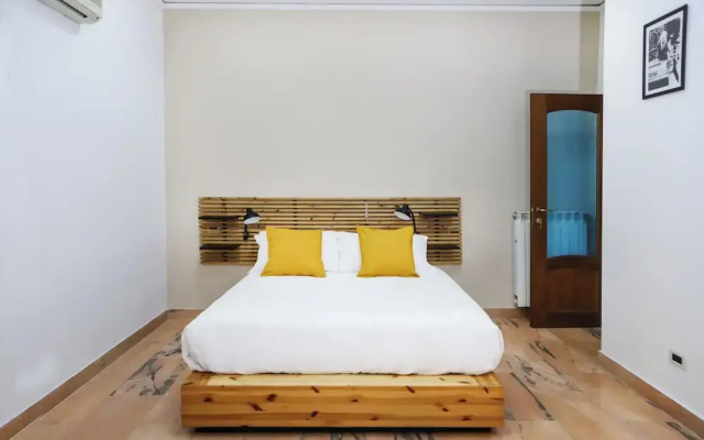 Modern Apartment at Piazza del Gesu'