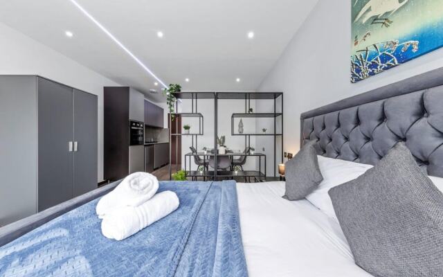 Serviced Modern Luxury Flat Near Central London