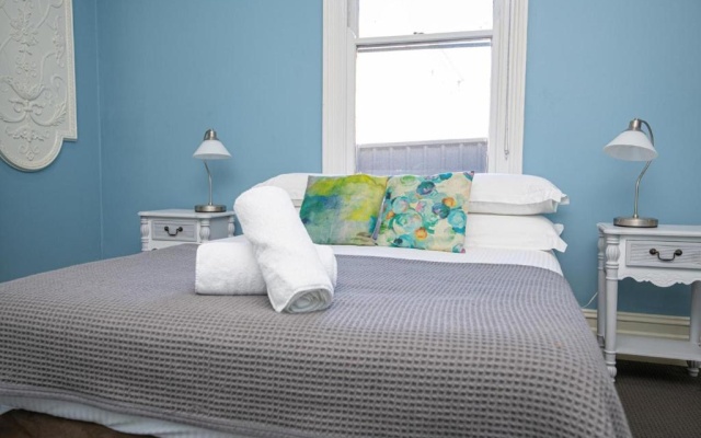 Blue Door Apartments Heritage Charm in CBD – Guest Rooms – Orange