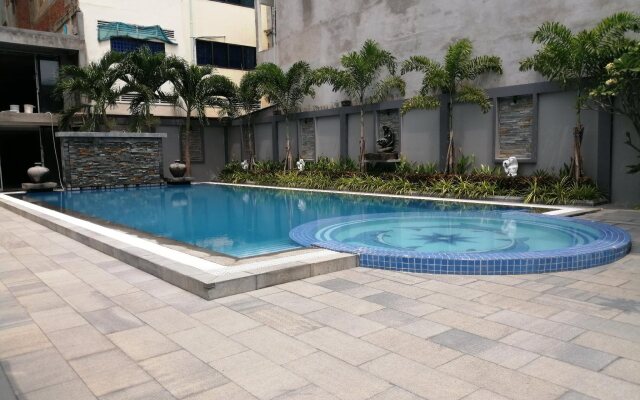 Holiday Hotel