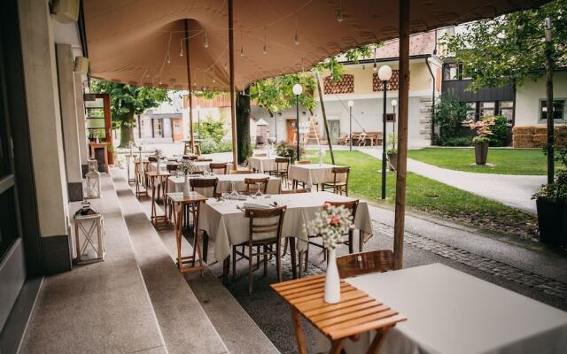 Dvor Jezeršek Brnik