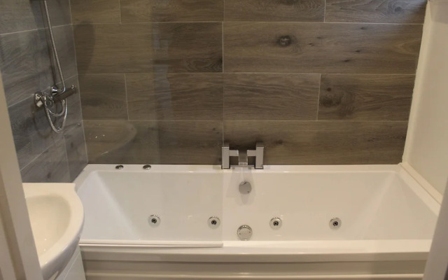 Albert Luxury Hottub and Jacuzzi Apartments