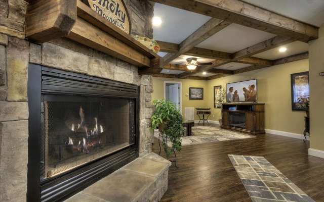 Running Bear #3375 3 Bedroom Cabin