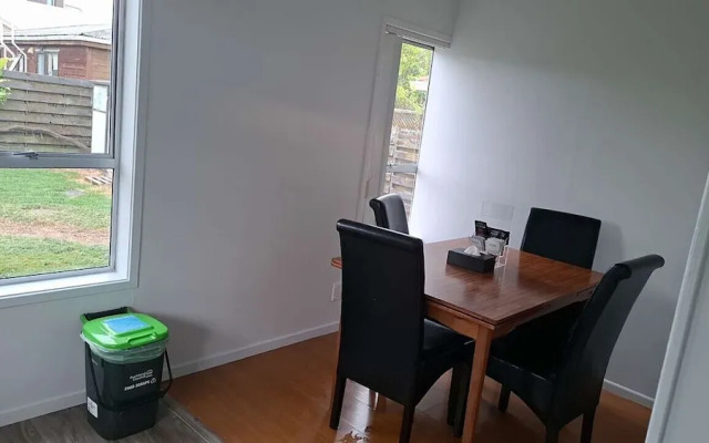 Small 2 bedroom flat 7a Rangiatea Road