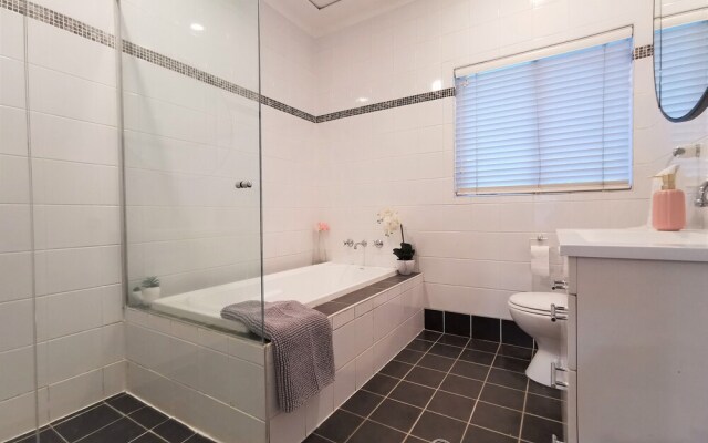Comfy 4 Bedroms Corner House