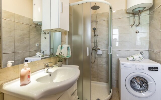 Beautiful Apartment in Liznjan With Wifi and 2 Bedrooms