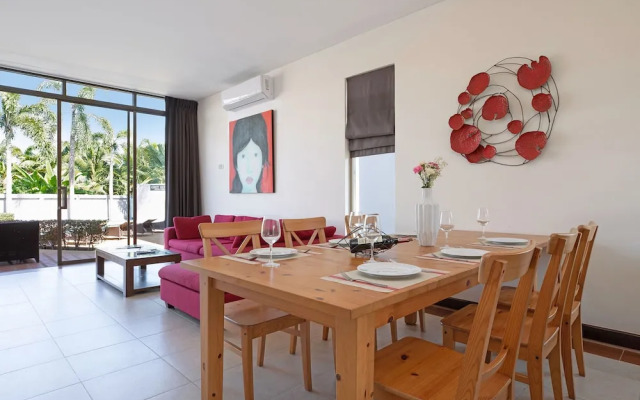 Designer 3BR Pool Access Villa Argent 8