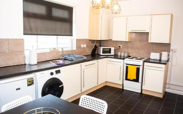 Trafford House - Stylish 3-bed home with private parking