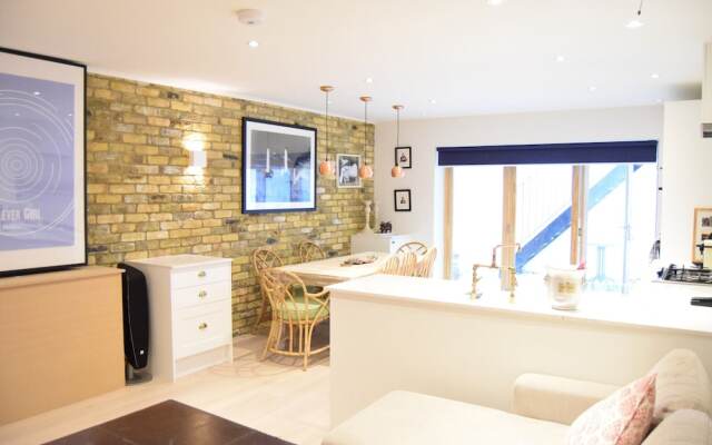 Stunning 4 Bedroom House in West London