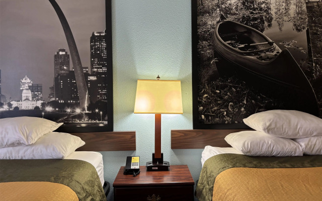 Super 8 by Wyndham Staunton