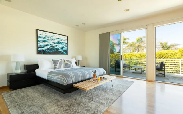 Beachcomber by AvantStay | 1 Block from Beach - Modern Estate w/ Ocean Views