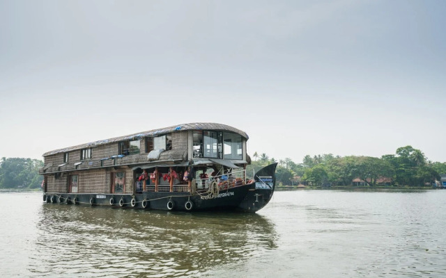 OYO 23482 Sht Symphony Premium Sharing Houseboat