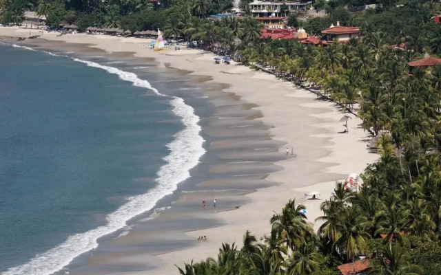 Thompson Zihuatanejo, a Beach Resort, part of Hyatt