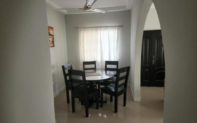 Private 3 Bedroom Home in Gated Community B's Guest House