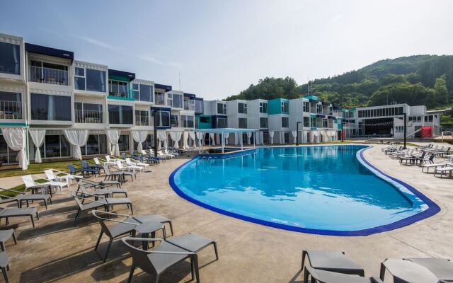 Parotia Waterhouse Hotel