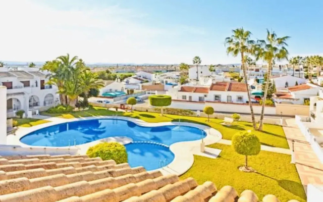 2-bed Apartment 10 min Drive to the Beach!