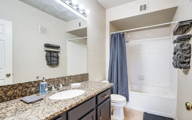 Walk to Papago Park: Condo in Phoenix