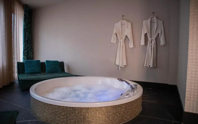 Manzo's Suites