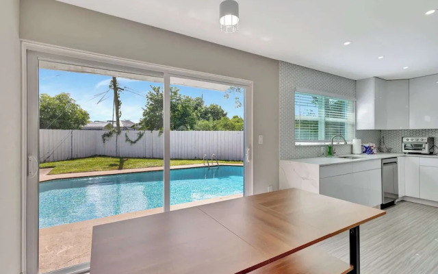 Sunshine Villa w/ Private Pool