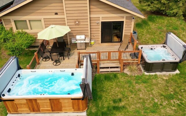 SPACIOUS 3,000 sq2 Luxury Home | PRIVATE Pool & Hot Tub | STEPS to Kinsmen Beach