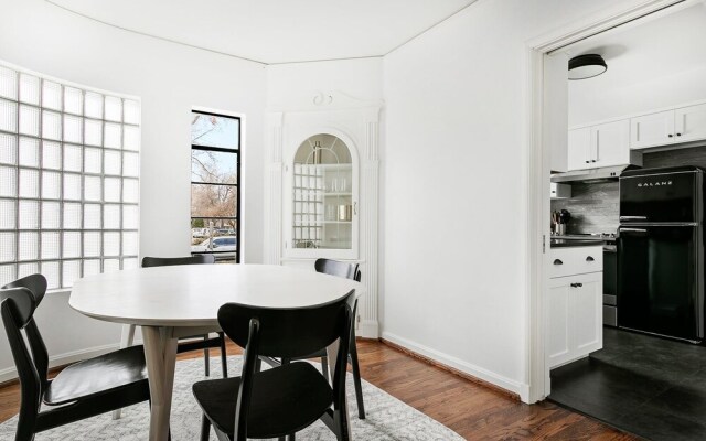 Luxury Contemporary Apartment With Peloton Bike