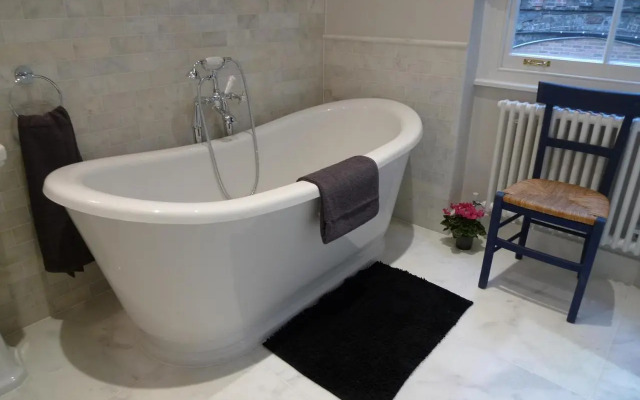 Sparkling Apartment in Kensington Olympia