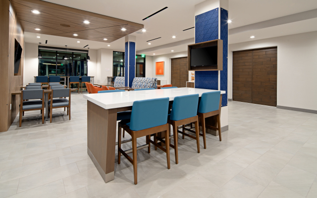Holiday Inn Express & Suites Valencia - Santa Clarita by IHG