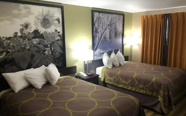 Super 8 Topeka/Wanamaker RD/I-70