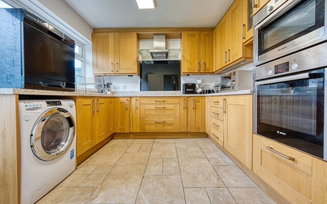 Modern 3 Bedroom 2 Bath Hse with Parking