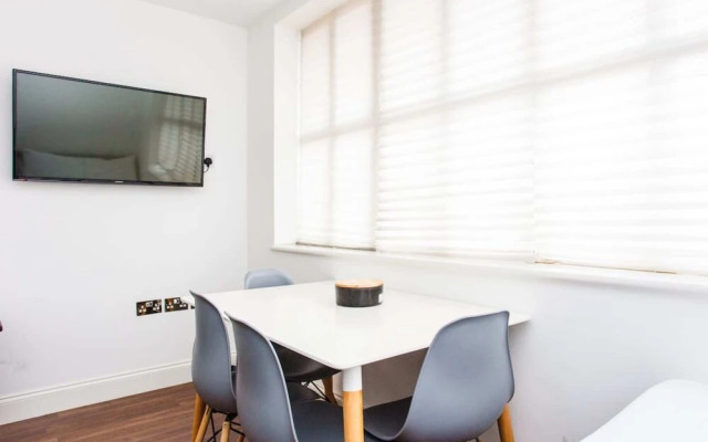 Energised Apartment With Gym in Brent Park