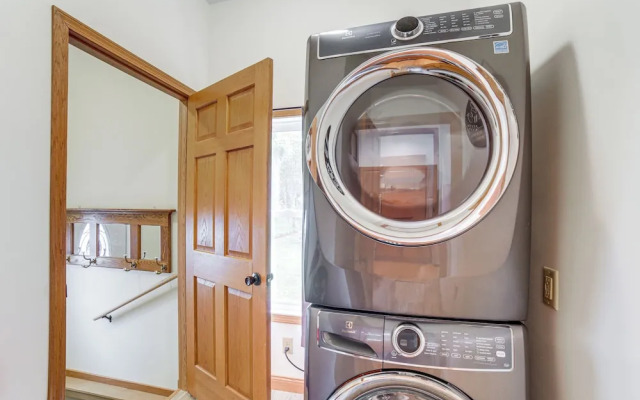 Near Saugatuck Dunes: Pet-friendly Fennville Home!