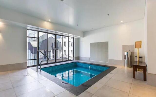 Stylish Central City Apartment with  Pool and Gym