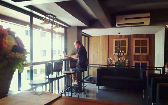 The Arak Bed Bar and Hostel