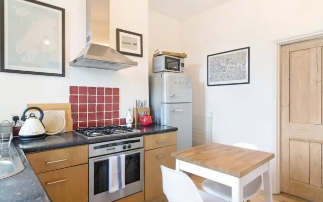 Contemporary 1 Bedroom Apartment in Hammersmith, London
