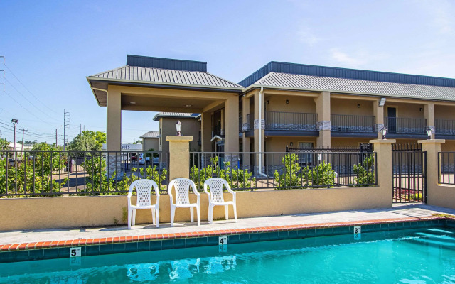 Super 8 by Wyndham Jackson MS Near the Fairgrounds