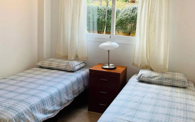 Seaview 2 Bed Apartment Sleeps 4 - Terrace - Pool