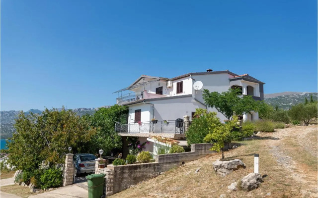Three-Bedroom Apartment in Rovanjska