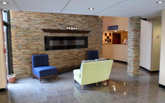 Travelodge by Wyndham Cleveland Lakewood