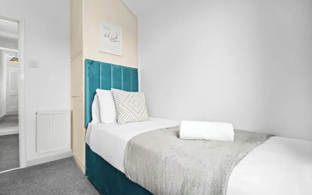 Cosy Three Bedroom Family Home With Garden