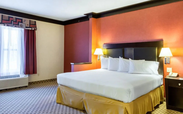 Holiday Inn Express Oakwood Village