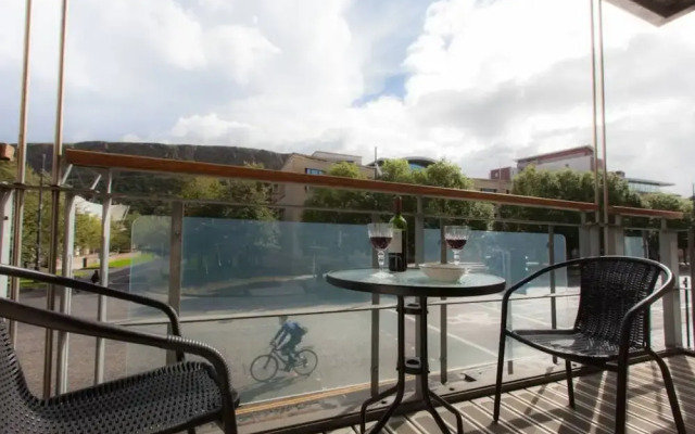 Holyrood Residence - Luxury Apartment With Parking