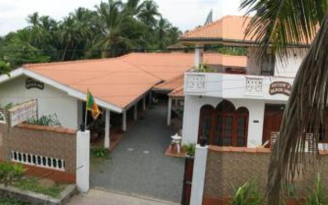 Petter's Beach Inn