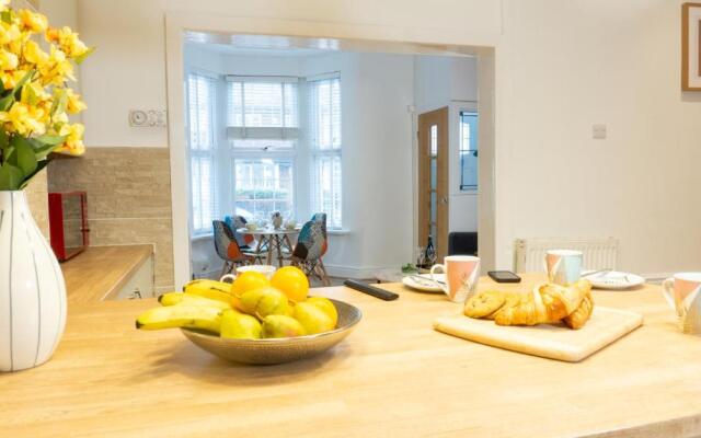 Air Host and Stay - Daisy House - Large 3 bedroom sleeps 8 10 minutes from city centre