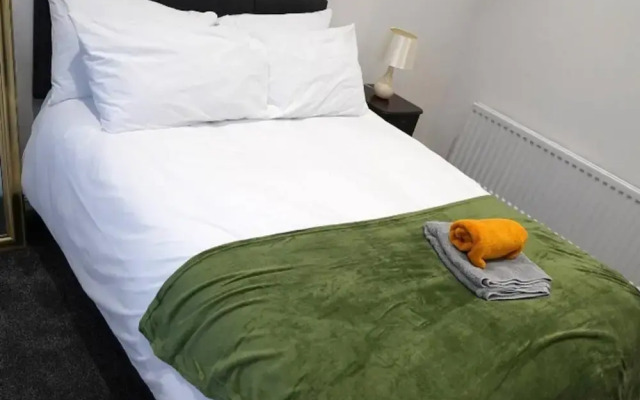 4 bed House - Private Garden - Free Parking