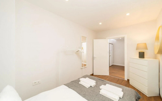 Central Flat With Balcony Near Sea in Muratpasa